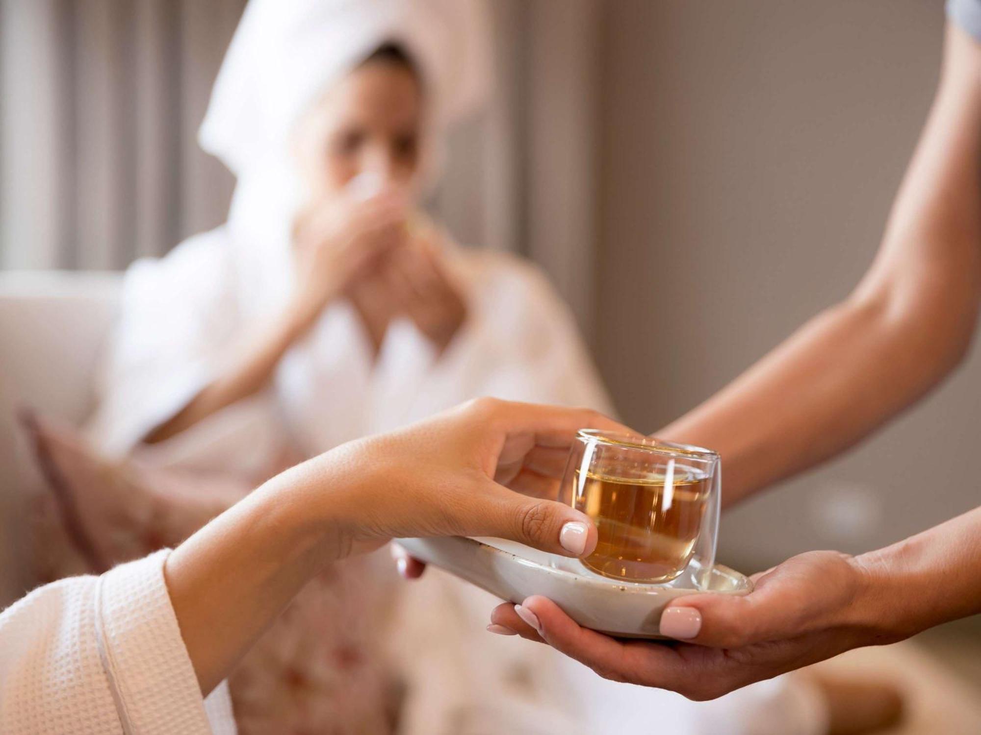 The William Inglis Mgallery Warwick Farm Εξωτερικό φωτογραφία A spa attendant serving a guest